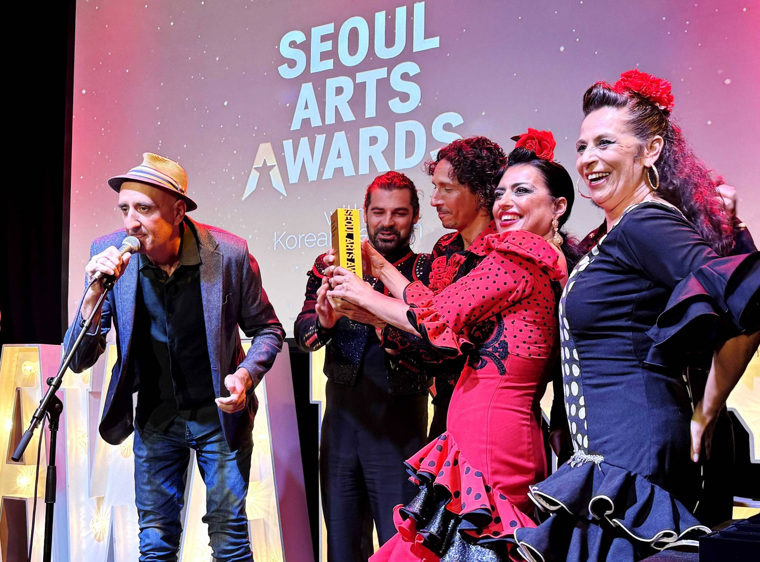 Flamenc Oh!! performers receiving a Seoul Arts Award